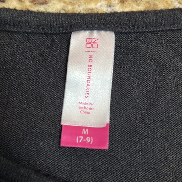 Black Top- Size medium - Picture 7 of 7